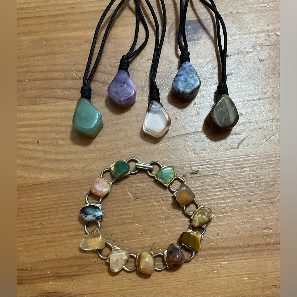 Healing stones: 5 different stones / tied to black string n gold plated bracelet
